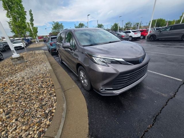 2022 Toyota Sienna XLE 8 Passenger