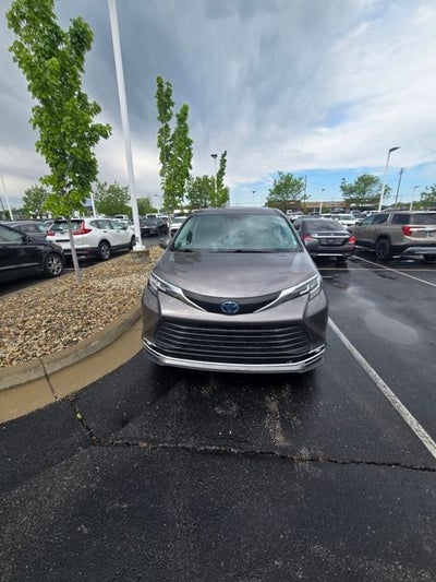2022 Toyota Sienna XLE 8 Passenger