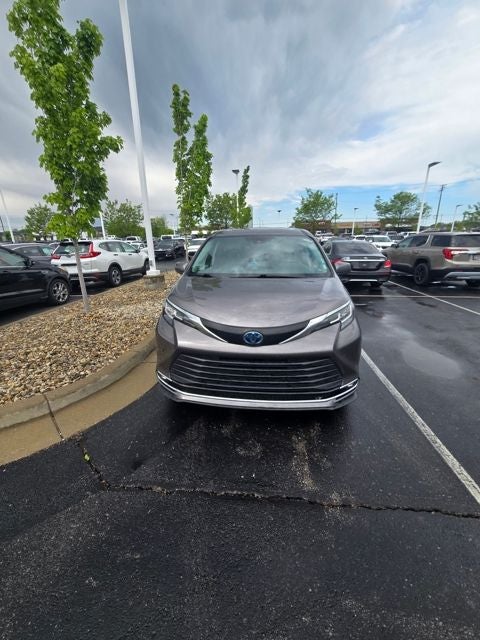 2022 Toyota Sienna XLE 8 Passenger