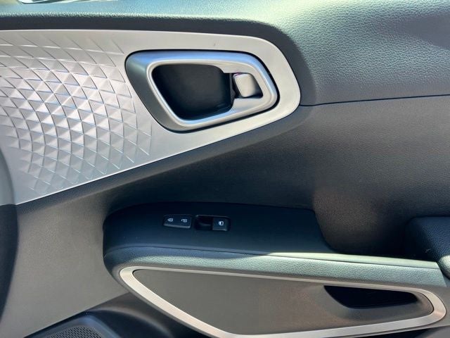 2024 Kia Soul LX - Photo 29