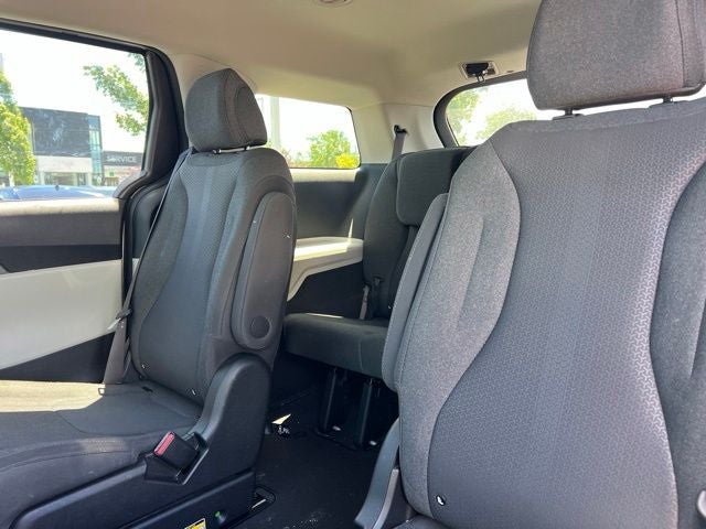 2022 Kia Carnival LX