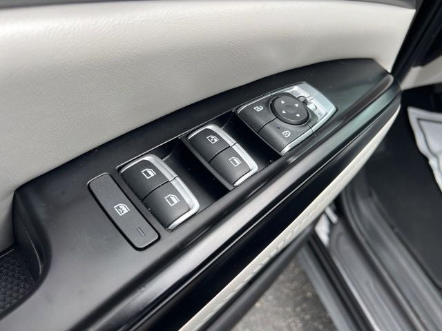 2023 Kia Carnival LX Seat Package